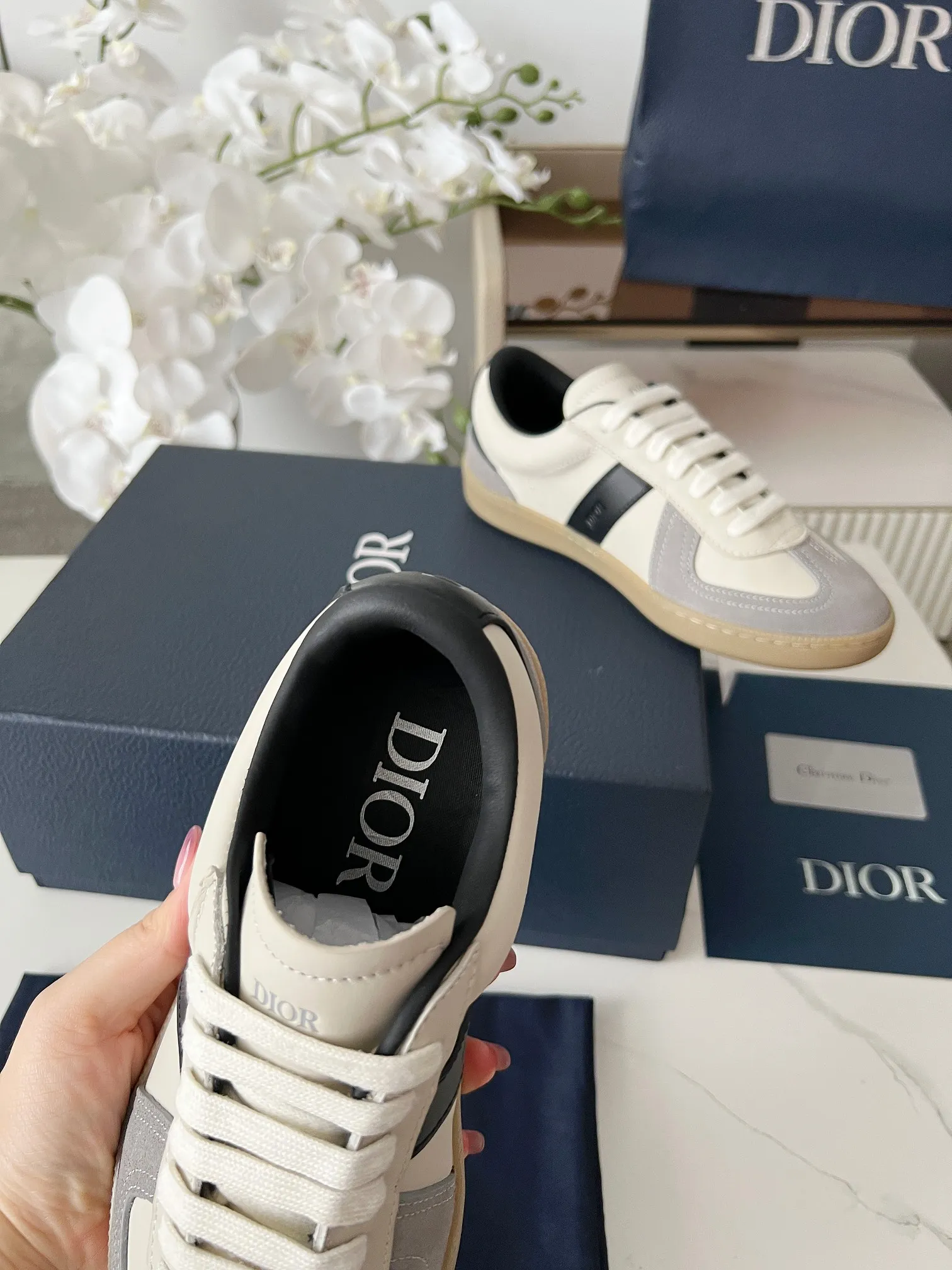 Men's Men's Shoes💰420 [New Style]🍿🍿Dior Dior Size: 38-44 (45 customized) 2025 new Dior B01 top version of moral training shoes! ! ! Made of white and brown first-layer cowhide, paired with white high-mercerized smooth suede, the upper is fully oiled and the original TPU molded outsole. New to the Fall 2025 collection, this sneaker marks the return of Dior’s classic style, reinterpreted in a stylish and elegant silhouette. Crafted from brown and white smooth first-grain cowhide, it's decorated with white high-mercerized cow suede splicing to enhance the style. Lined in tonal silk sheepskin, the shoe is finished with the Dior logo on the tongue and inner sides, and the CD icon on the heel. Paired with amber Tpu non-slip soles, it can be matched with various styles to create a sophisticated look.